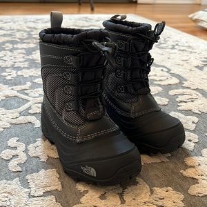 New The North Face kids snow boots